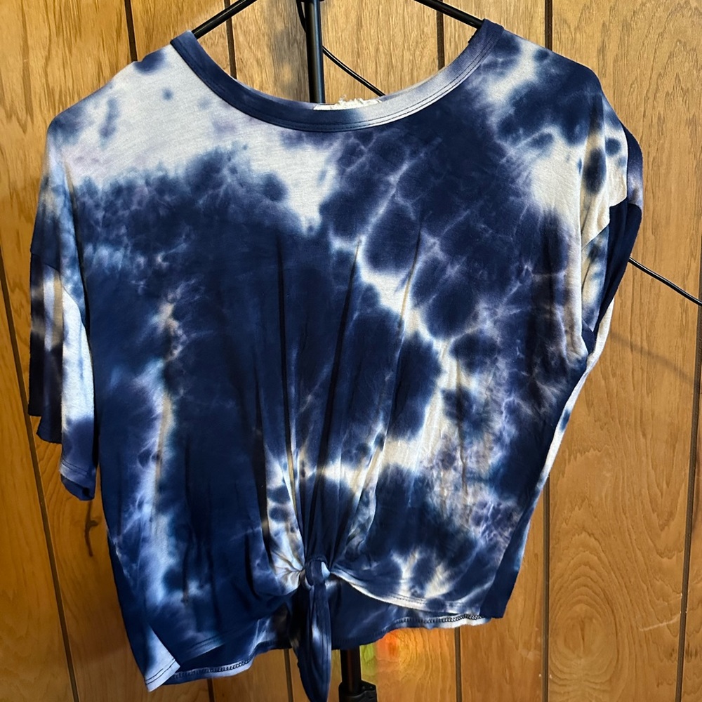 Blue and white tie dye short sleeved shirt with tie in front